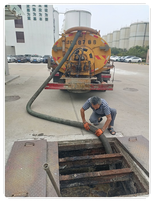 镜铁区隔油池清掏