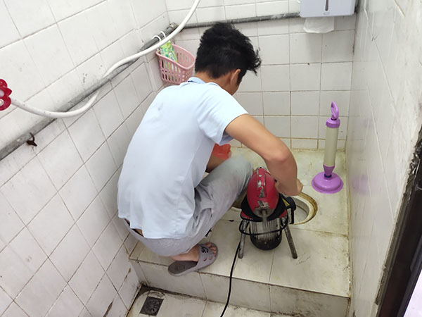 镜铁区管道堵塞冒臭气 专业师傅现场解决问题