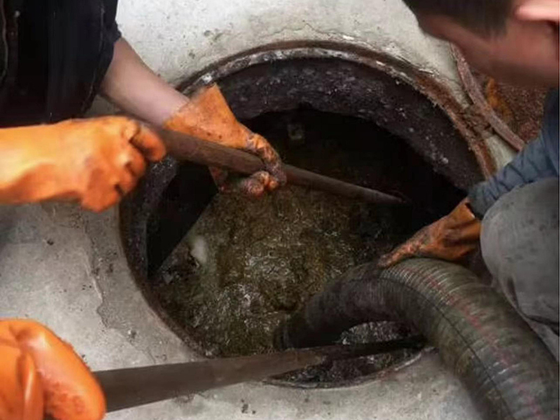 镜铁区清理化粪池时如何避免沼气的危害?